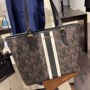 Michael Kors Jet Set Travel Medium Carryall Tote